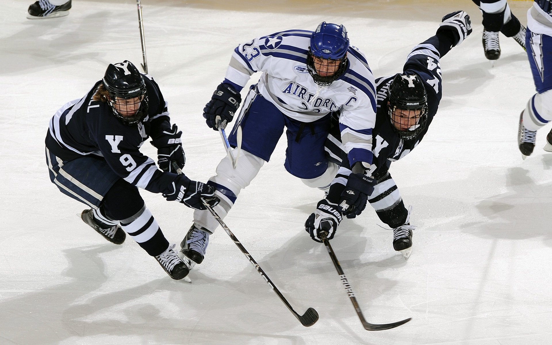 赛道上的毫厘之争，迈凯伦险胜雷诺，勒克莱尔领衔的胜利艺术